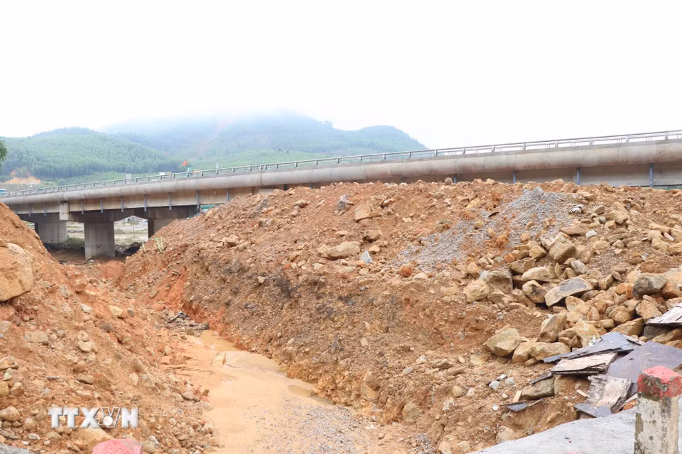 Dù đã được xử lý nhưng điểm sạt lở ở Tỉnh lộ 14B vẫn tiềm ẩn nguy cơ bị ảnh hưởng trong mùa mưa bão năm nay. (Ảnh: Mai Trang/TTXVN)