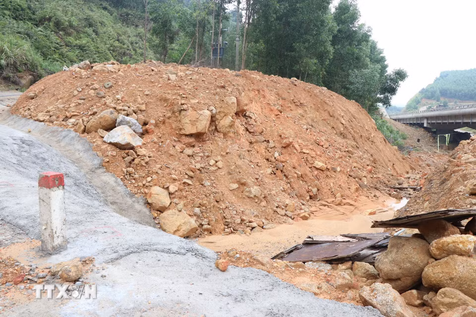 Dù đã được xử lý nhưng điểm sạt lở ở Tỉnh lộ 14B vẫn tiềm ẩn nguy cơ bị ảnh hưởng trong mùa mưa bão năm nay. (Ảnh: Mai Trang/TTXVN)