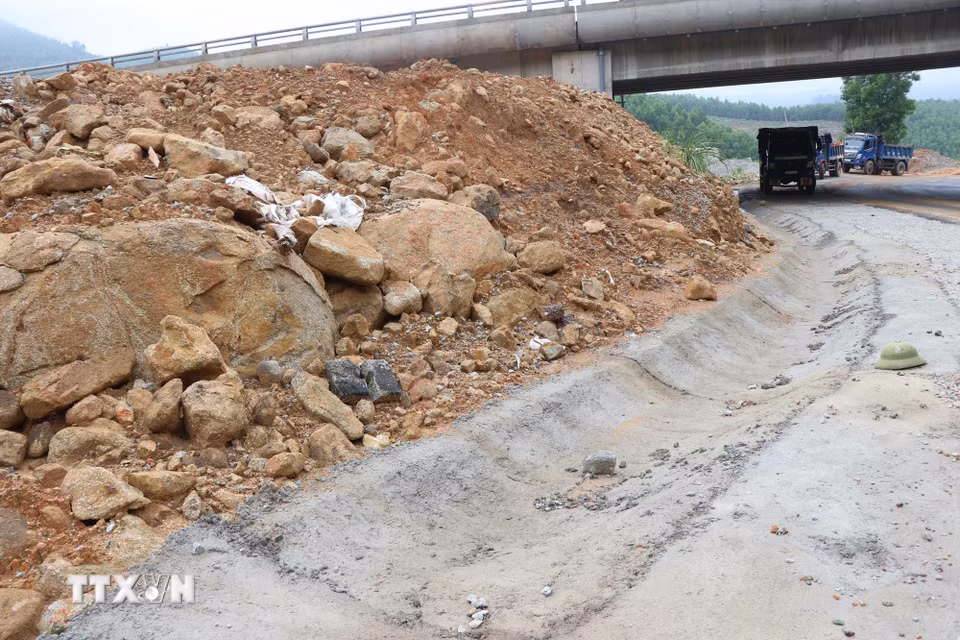 Dù đã được xử lý nhưng điểm sạt lở ở Tỉnh lộ 14B vẫn tiềm ẩn nguy cơ bị ảnh hưởng trong mùa mưa bão năm nay. (Ảnh: Mai Trang/TTXVN)