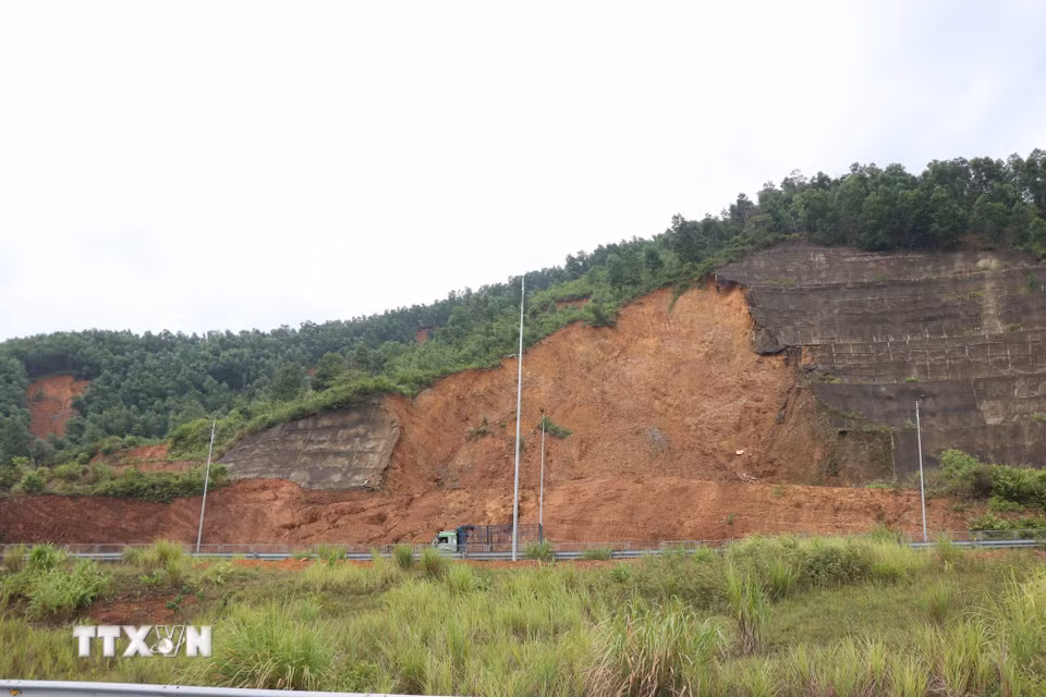 Điểm sạt lở do mưa lũ năm 2025 gây ra, có thể gây mất an toàn cho phương tiện giao thông trên tuyến cao tốc La Sơn-Túy Loan. (Ảnh: Mai Trang/TTXVN)