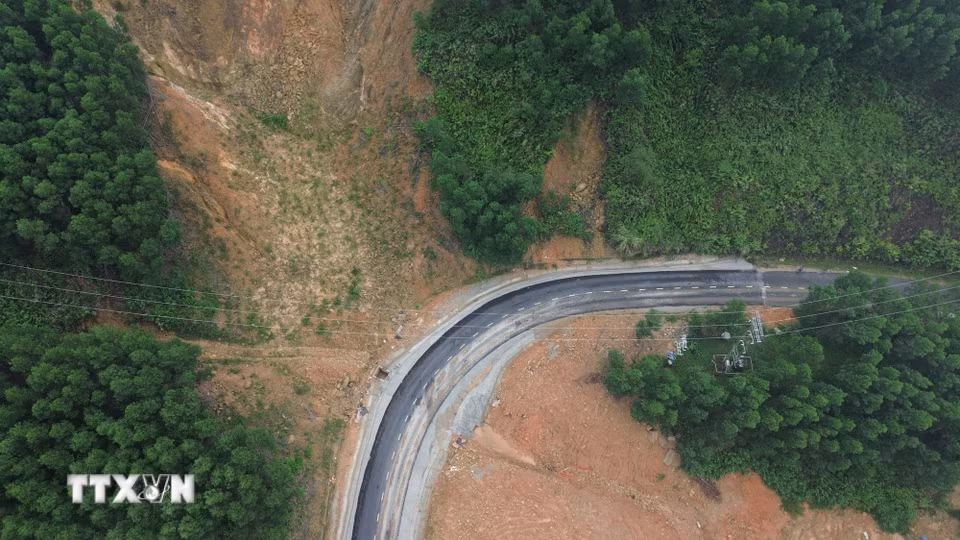 Điểm sạt lở tại Km17 tỉnh lộ 14B nhìn từ trên cao. (Ảnh: Mai Trang/TTXVN)