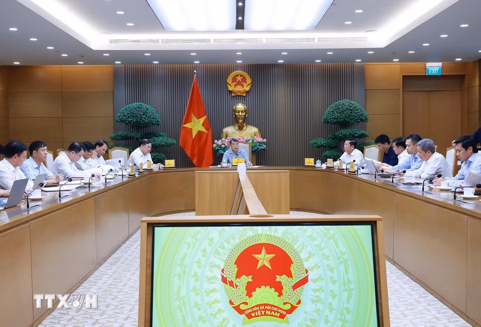 Thủ tướng Lê Minh Hưng chủ trì họp tháo gỡ khó khăn, vướng mắc, đẩy nhanh tiến độ các dự án giao thông trọng điểm. (Ảnh: Dương Giang/TTXVN)