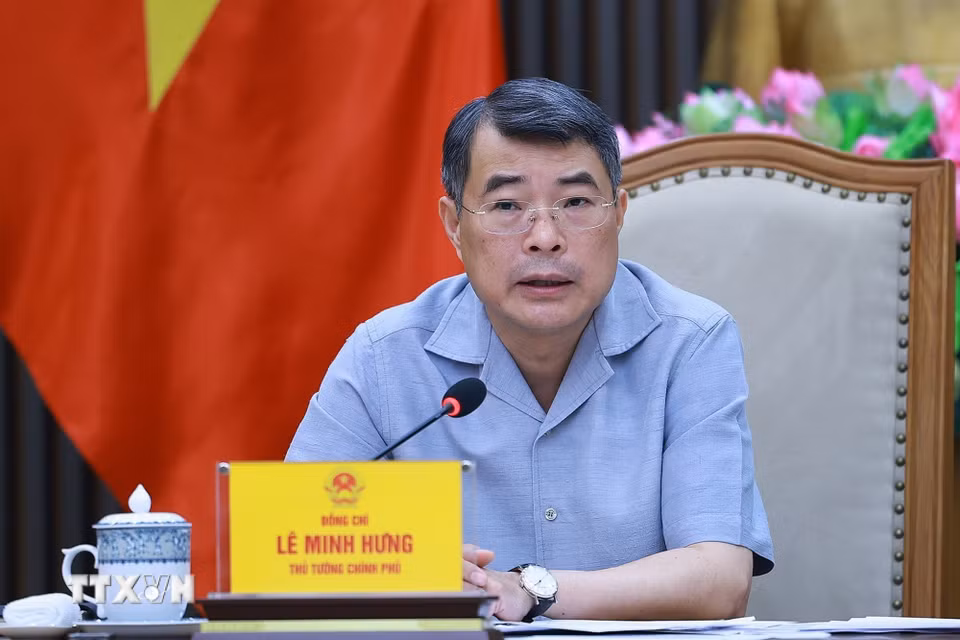 Thủ tướng Lê Minh Hưng chủ trì họp tháo gỡ khó khăn, vướng mắc, đẩy nhanh tiến độ các dự án giao thông trọng điểm. (Ảnh: Dương Giang/TTXVN)