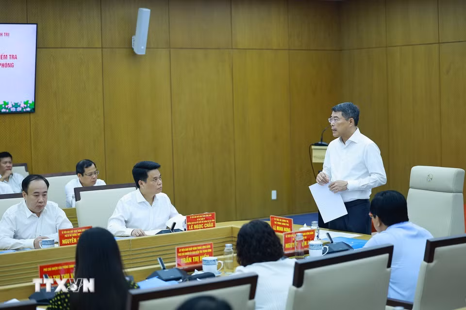 Đồng chí Lê Minh Hưng, Ủy viên Bộ Chính trị, Bí thư Đảng ủy Chính phủ, Thủ tướng Chính phủ, Trưởng đoàn kiểm tra, giám sát số 222 của Bộ Chính trị chủ trì Hội nghị. (Ảnh: Dương Giang/TTXVN)