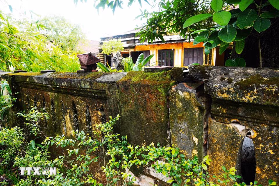 Tường bảo vệ di tích Phủ Phụ Chính trong Kinh thành Huế bị nứt, nghiêng, nguy cơ sập đổ. (Ảnh: Nguyên Lý/TTXVN)