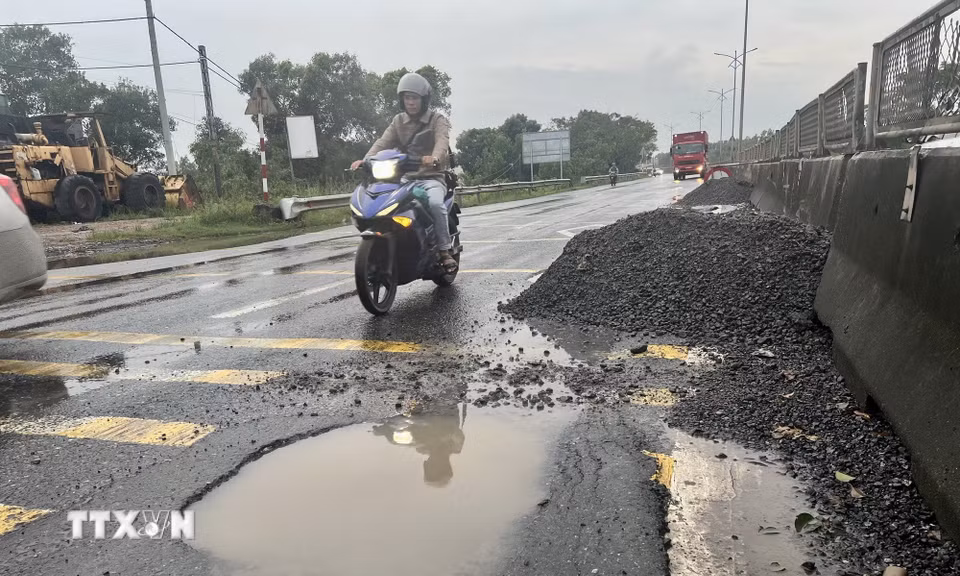 Đoạn đường Quốc lộ 1A đi qua xã Hải Lăng (Quảng Trị) xuất hiện nhiều ổ gà, ổ voi, gây mất an toàn giao thông. (Ảnh: Nguyên Linh/TTXVN)