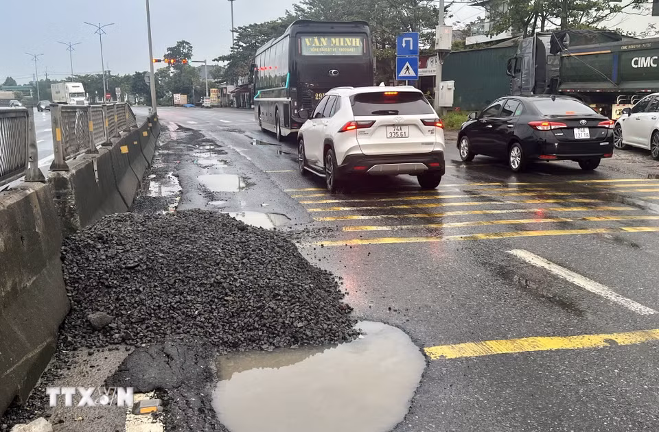 Sau mưa lũ, Quốc lộ 1A qua các xã Hải Lăng, Triệu Phong và phường Quảng Trị (Quảng Trị) xuất hiện nhiều “ổ gà”, “ổ voi,” tiềm ẩn nguy cơ mất an toàn giao thông. (Ảnh: Nguyên Linh/TTXVN)