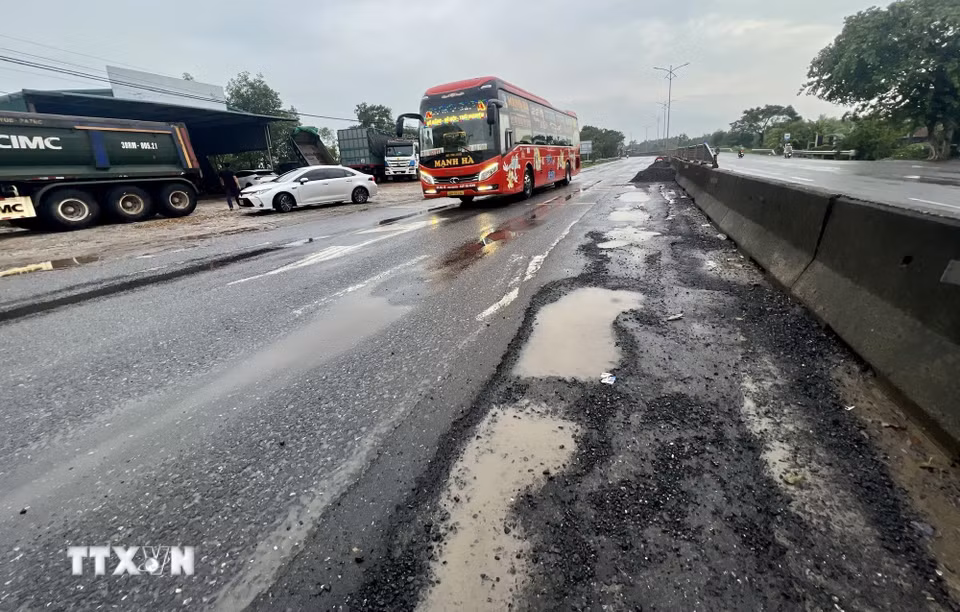 Đoạn đường Quốc lộ 1A đi qua xã Hải Lăng (Quảng Trị) bị hư hỏng nghiêm trọng, gây mất an toàn giao thông. (Ảnh: Nguyên Linh/TTXVN)