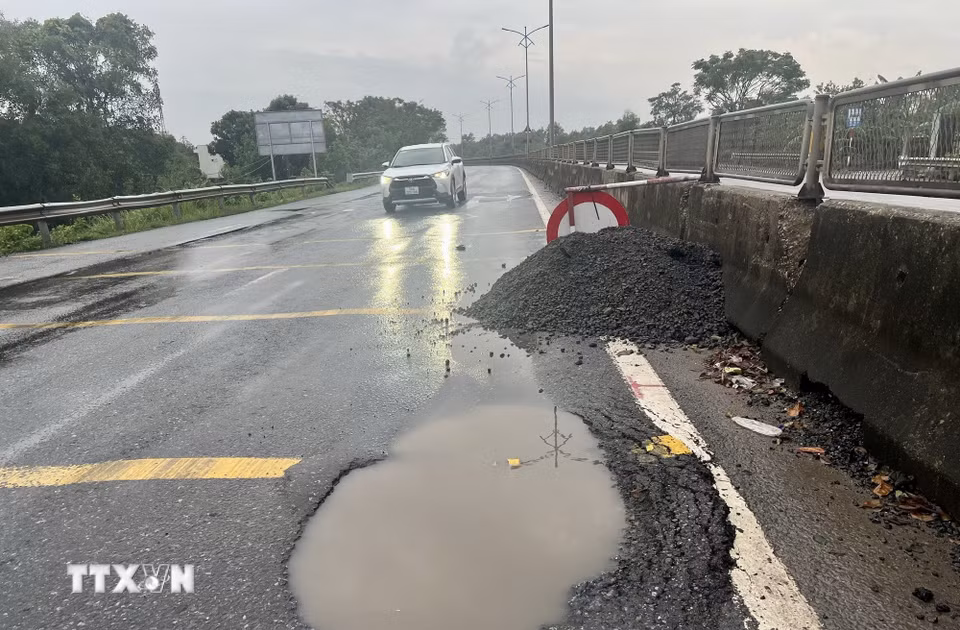 Sau mưa lũ, Quốc lộ 1A qua các xã Hải Lăng, Triệu Phong và phường Quảng Trị (Quảng Trị) xuất hiện nhiều “ổ gà”, “ổ voi,” tiềm ẩn nguy cơ mất an toàn giao thông. (Ảnh: Nguyên Linh/TTXVN)