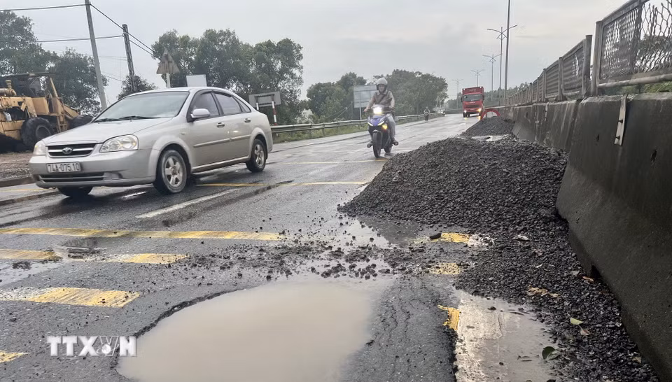 Đoạn đường Quốc lộ 1A đi qua xã Hải Lăng (Quảng Trị) xuất hiện nhiều điểm hư hỏng, mặt đường bị lún, gây mất an toàn giao thông. (Ảnh: Nguyên Linh/TTXVN)