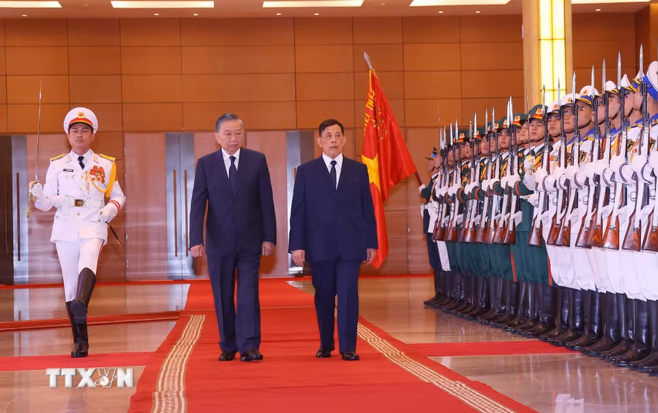 Tổng Bí thư, Chủ tịch nước Tô Lâm và Nhà vua Thái Lan Maha Vajiralongkorn Phra Vajiraklaochaoyuhua duyệt Đội danh dự Quân đội Nhân dân Việt Nam. (Ảnh: Văn Điệp/TTXVN)