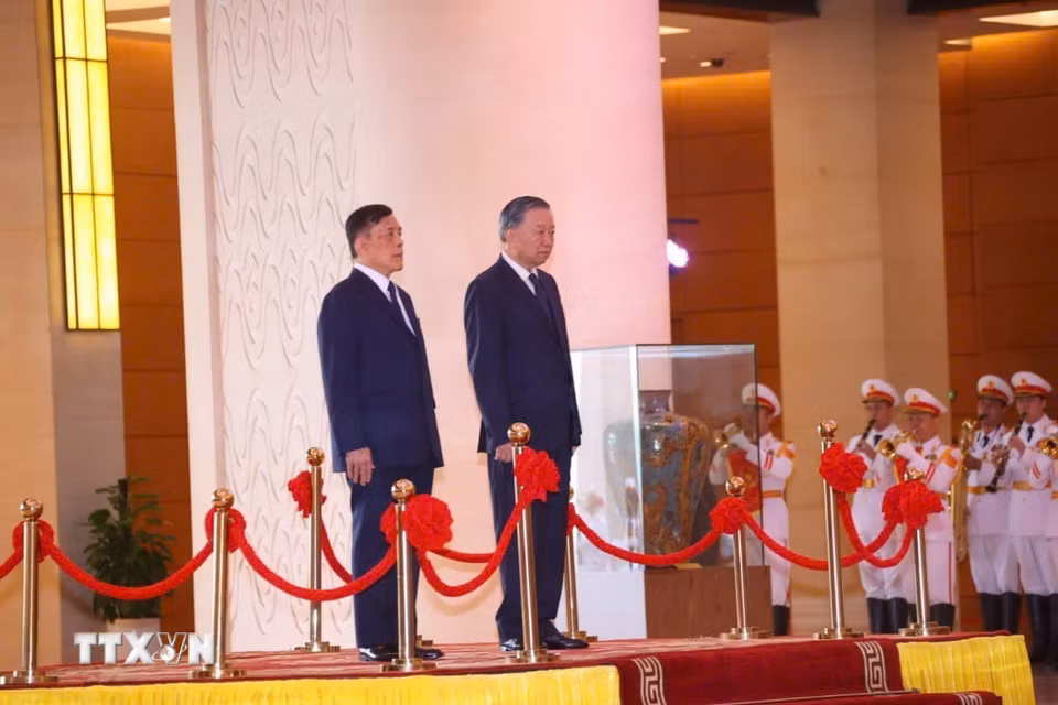 Tổng Bí thư, Chủ tịch nước Tô Lâm và Nhà vua Thái Lan Maha Vajiralongkorn Phra Vajiraklaochaoyuhua trên bục danh dự, thực hiện nghi lễ chào cờ. (Ảnh: Thống Nhất/TTXVN)