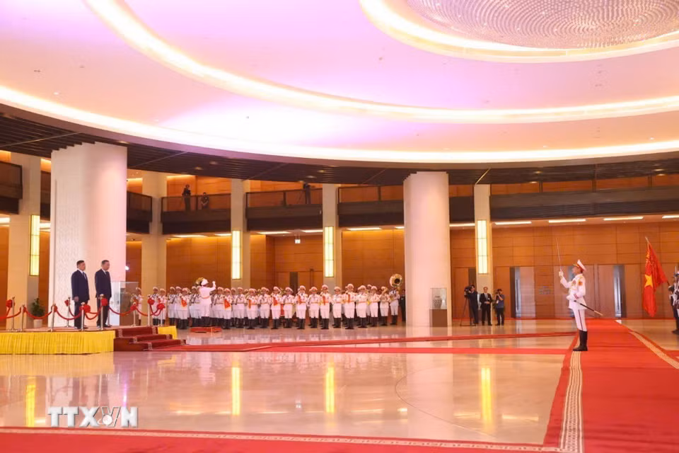 Lễ đón chính thức Nhà vua Thái Lan Maha Vajiralongkorn Phra Vajiraklaochaoyuhua và Hoàng hậu thăm cấp Nhà nước tới Việt Nam được tổ chức trọng thể tại Nhà Quốc hội (Hà Nội). (Ảnh: Thống Nhất/TTXVN)