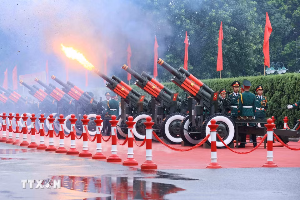Nghi thức bắn 21 loạt đại bác chào mừng Nhà vua Vương quốc Thái Lan Maha Vajiralongkorn Phra Vajiraklaochaoyuhua cùng Hoàng hậu. (Ảnh: An Đăng/ TTXVN)