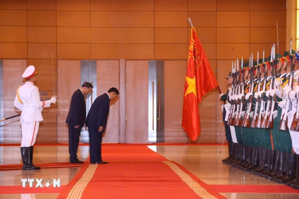 Tổng Bí thư, Chủ tịch nước Tô Lâm và Nhà vua Thái Lan Maha Vajiralongkorn Phra Vajiraklaochaoyuhua duyệt Đội danh dự Quân đội Nhân dân Việt Nam. (Ảnh: Văn Điệp/TTXVN)