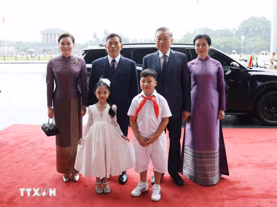 Tổng Bí thư, Chủ tịch nước Tô Lâm và Phu nhân đón Nhà vua Thái Lan Maha Vajiralongkorn Phra Vajiraklaochaoyuhua và Hoàng hậu. (Ảnh: Thống Nhất/TTXVN)