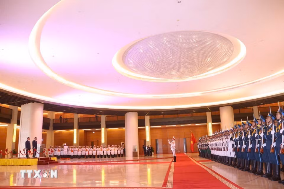 Lễ đón chính thức Nhà vua Thái Lan Maha Vajiralongkorn Phra Vajiraklaochaoyuhua và Hoàng hậu thăm cấp Nhà nước tới Việt Nam được tổ chức trọng thể tại Nhà Quốc hội (Hà Nội). (Ảnh: Thống Nhất/TTXVN)