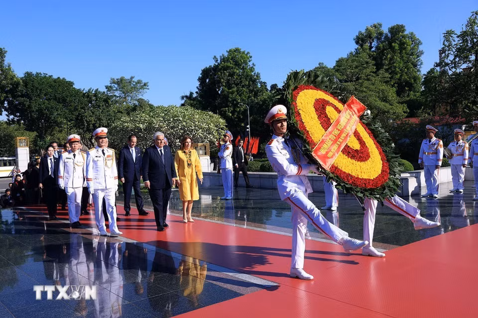 Cũng trong chiều 6/10/2026, Tổng thống Cộng hòa Panama José Raúl Mulino và Phu nhân đến đặt vòng hoa tại Ðài tưởng niệm các Anh hùng liệt sỹ trên đường Bắc Sơn, Hà Nội. (Ảnh: Tuấn Anh/TTXVN)