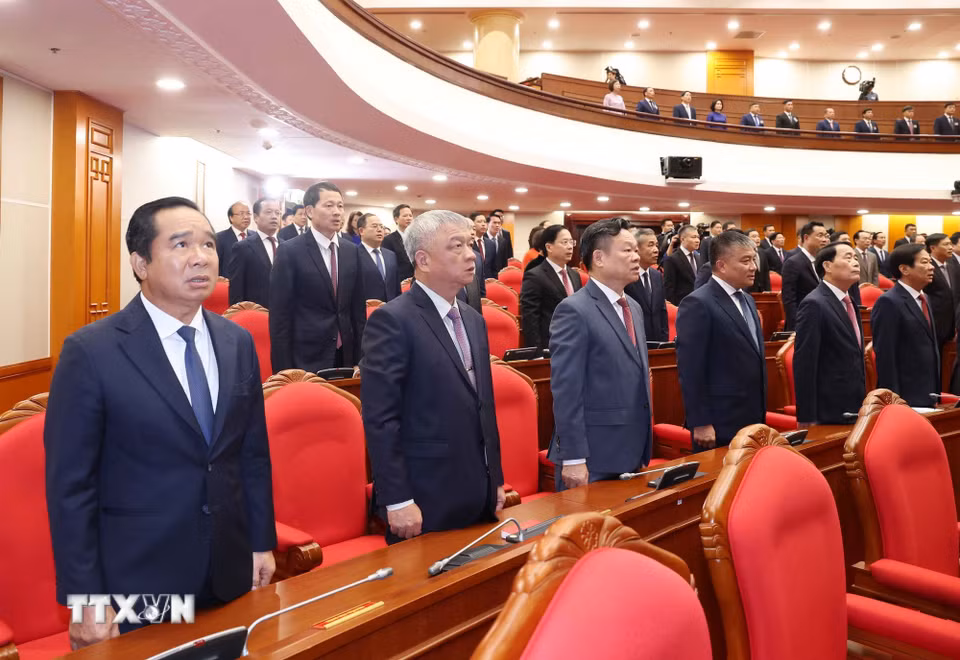 Các đại biểu thực hiện nghi lễ chào cờ. (Ảnh: Thống Nhất/TTXVN)