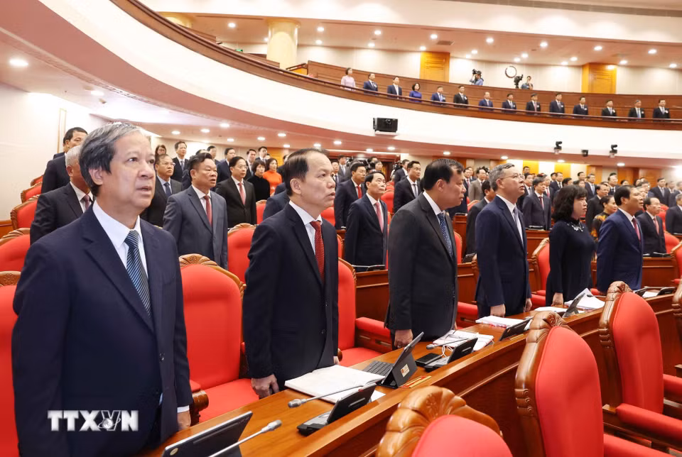 Các đại biểu thực hiện nghi lễ chào cờ. (Ảnh: Thống Nhất/TTXVN)