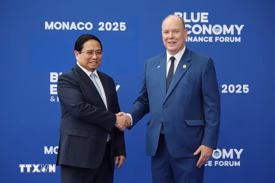 Hoàng thân Monaco Albert II đón Thủ tướng Phạm Minh Chính tham dự Hội nghị Đại dương của Liên hợp quốc lần thứ 3. (Ảnh: Dương Giang/TTXVN)