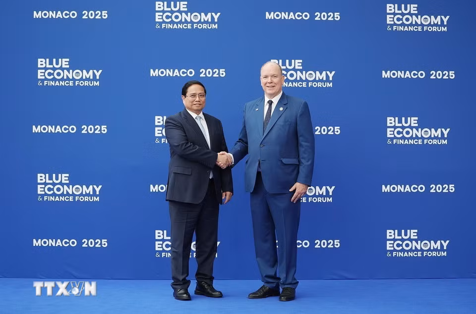 Hoàng thân Monaco Albert II đón Thủ tướng Phạm Minh Chính tham dự Hội nghị Đại dương của Liên hợp quốc lần thứ 3. (Ảnh: Dương Giang/TTXVN)