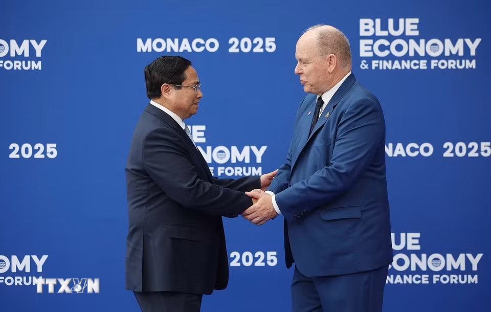 Hoàng thân Monaco Albert II đón Thủ tướng Phạm Minh Chính tham dự Hội nghị Đại dương của Liên hợp quốc lần thứ 3. (Ảnh: Dương Giang/TTXVN)