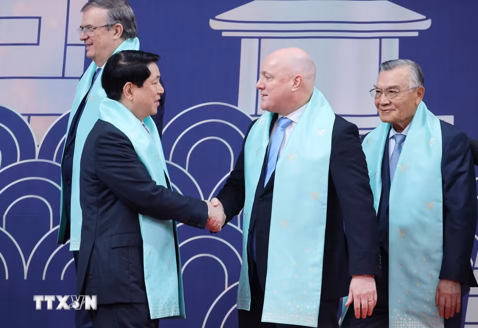 Chủ tịch nước Lương Cường với Thủ tướng New Zealand Christopher Luxon. (Ảnh: Lâm Khánh/TTXVN)