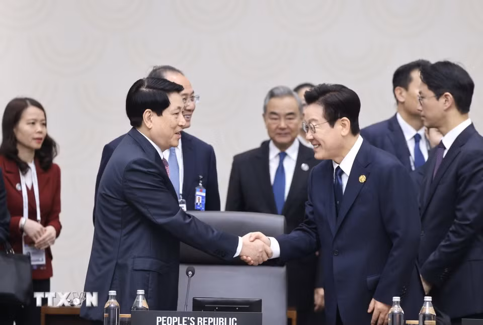 Chủ tịch nước Lương Cường với Tổng thống Hàn Quốc Lee Jae Myung. (Ảnh: Lâm Khánh/TTXVN)