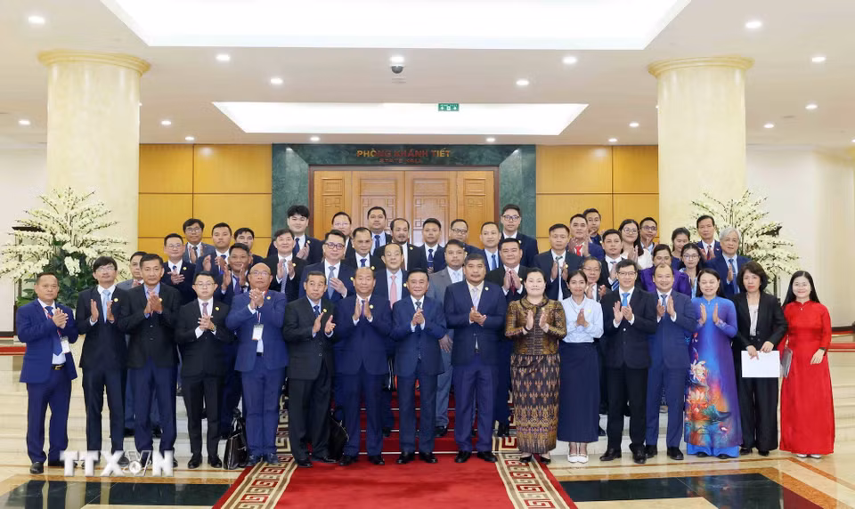 Thường trực Ban Bí thư Trần Cẩm Tú cùng Đoàn cán bộ lãnh đạo trẻ Đảng Nhân dân Campuchia. (Ảnh: Phương Hoa/TTXVN)