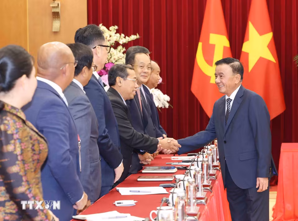 Thường trực Ban Bí thư Trần Cẩm Tú cùng Đoàn cán bộ lãnh đạo trẻ Đảng Nhân dân Campuchia. (Ảnh: Phương Hoa/TTXVN)
