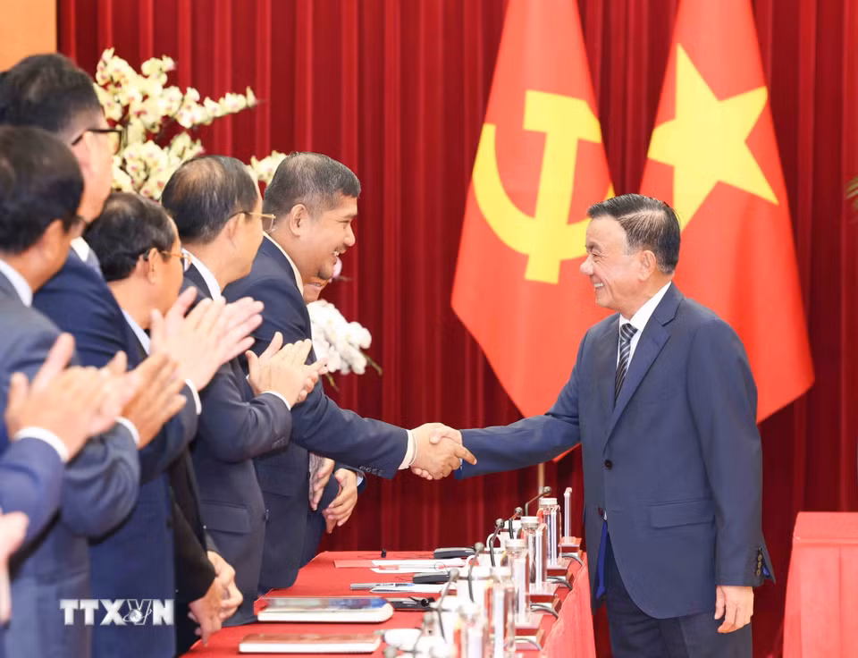 Thường trực Ban Bí thư Trần Cẩm Tú cùng Đoàn cán bộ lãnh đạo trẻ Đảng Nhân dân Campuchia. (Ảnh: Phương Hoa/TTXVN)