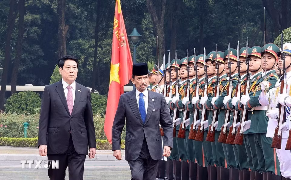 Chủ tịch nước Lương Cường và Quốc vương Brunei Darussalam Haji Hassanal Bolkiah duyệt Đội danh dự Quân đội Nhân dân Việt Nam. (Ảnh: Lâm Khánh/TTXVN)