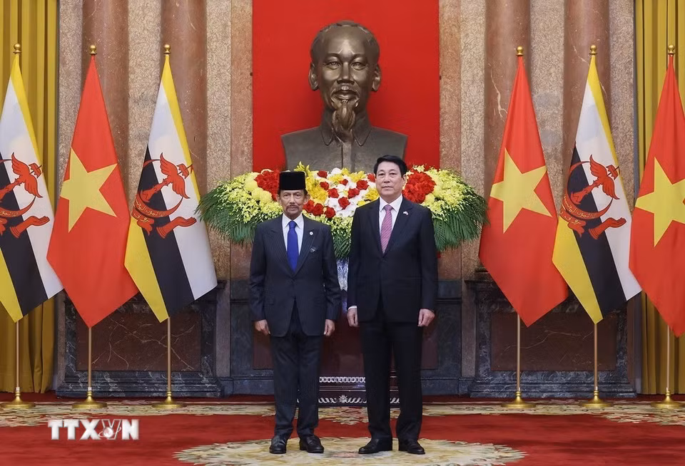 Chủ tịch nước Lương Cường và Quốc vương Brunei Darussalam Haji Hassanal Bolkiah chụp ảnh chung. (Ảnh: Lâm Khánh/TTXVN)