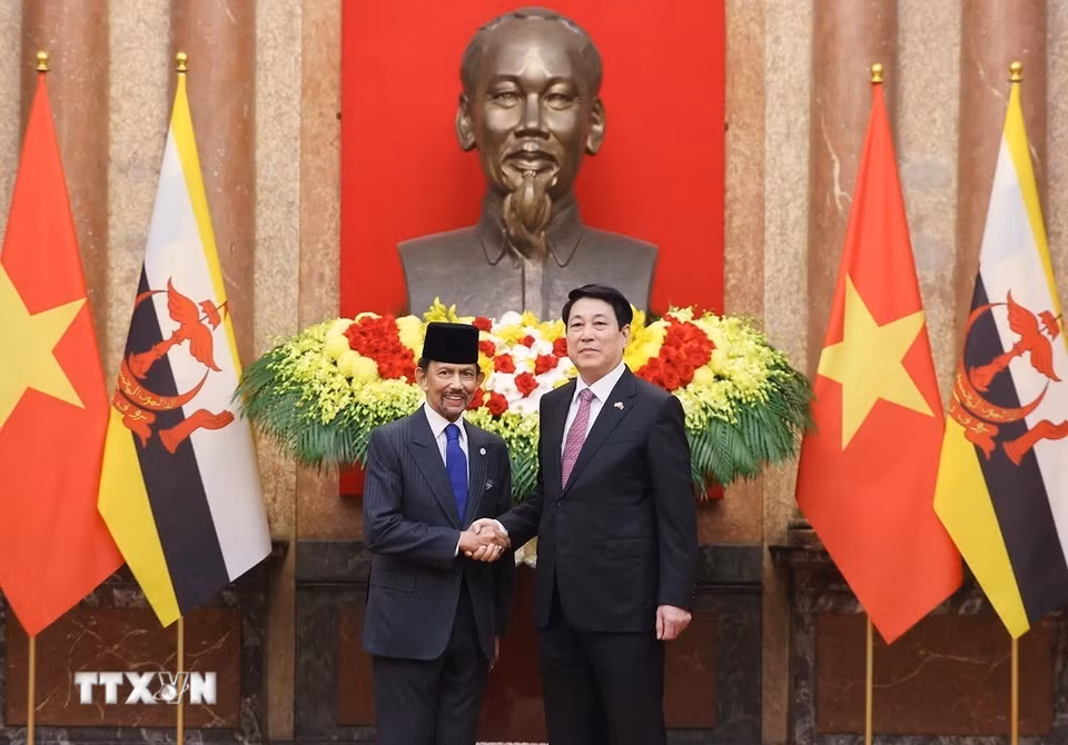 Chủ tịch nước Lương Cường và Quốc vương Brunei Darussalam Haji Hassanal Bolkiah chụp ảnh chung. (Ảnh: Lâm Khánh/TTXVN)