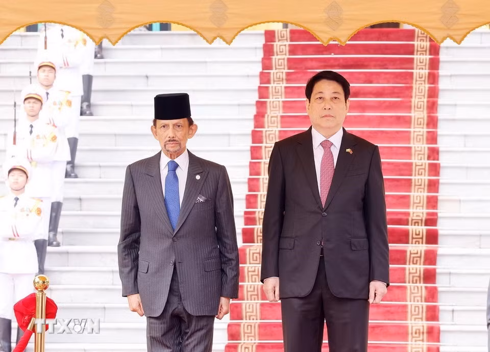 Chủ tịch nước Lương Cường và Quốc vương Brunei Darussalam Haji Hassanal Bolkiah trên bục danh dự, nghe Quân nhạc cử Quốc thiều hai nước. (Ảnh: Lâm Khánh/TTXVN)