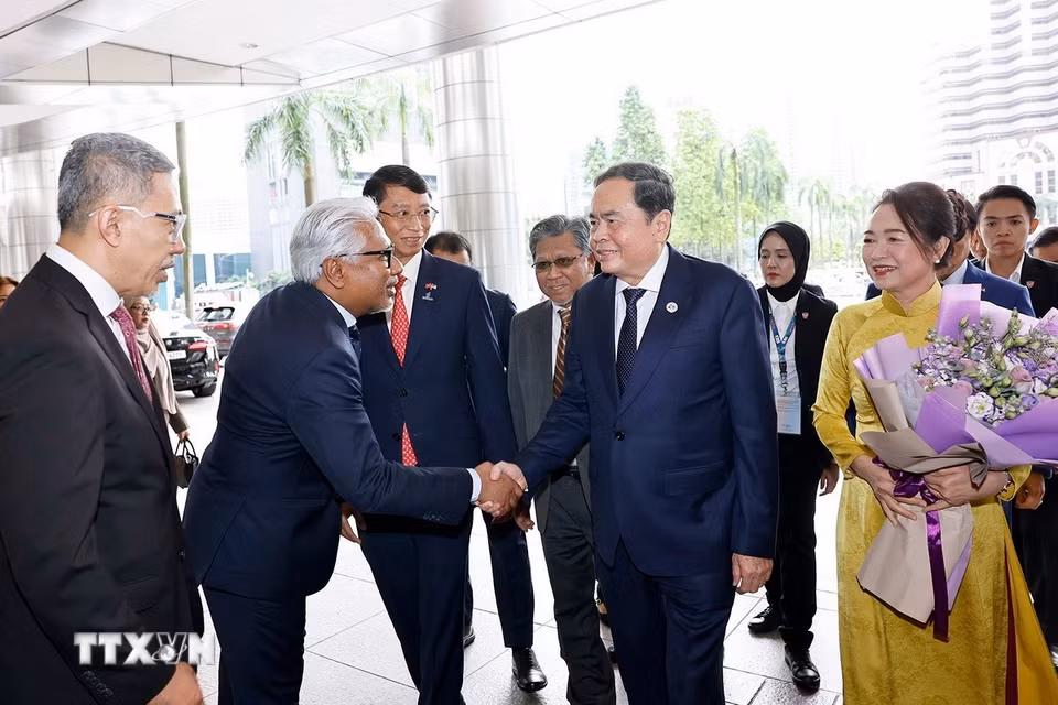 Chủ tịch Quốc hội Trần Thanh Mẫn và Phu nhân thăm Trụ sở và làm việc với Tập đoàn Petronas. (Ảnh: Doãn Tấn/ TTXVN)