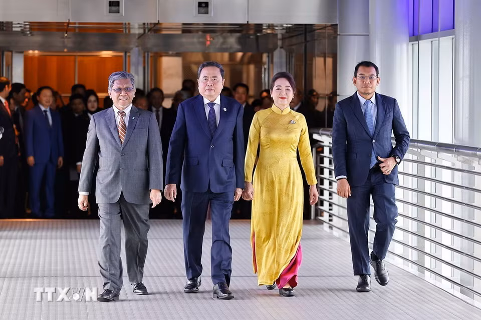 Chủ tịch Quốc hội Trần Thanh Mẫn và Phu nhân thăm Trụ sở và làm việc với Tập đoàn Petronas. (Ảnh: Doãn Tấn/ TTXVN)