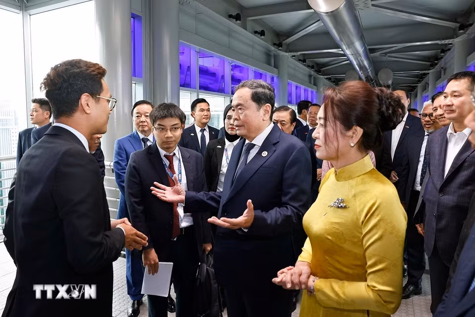 Chủ tịch Quốc hội Trần Thanh Mẫn và Phu nhân thăm Trụ sở và làm việc với Tập đoàn Petronas. (Ảnh: Doãn Tấn/ TTXVN)