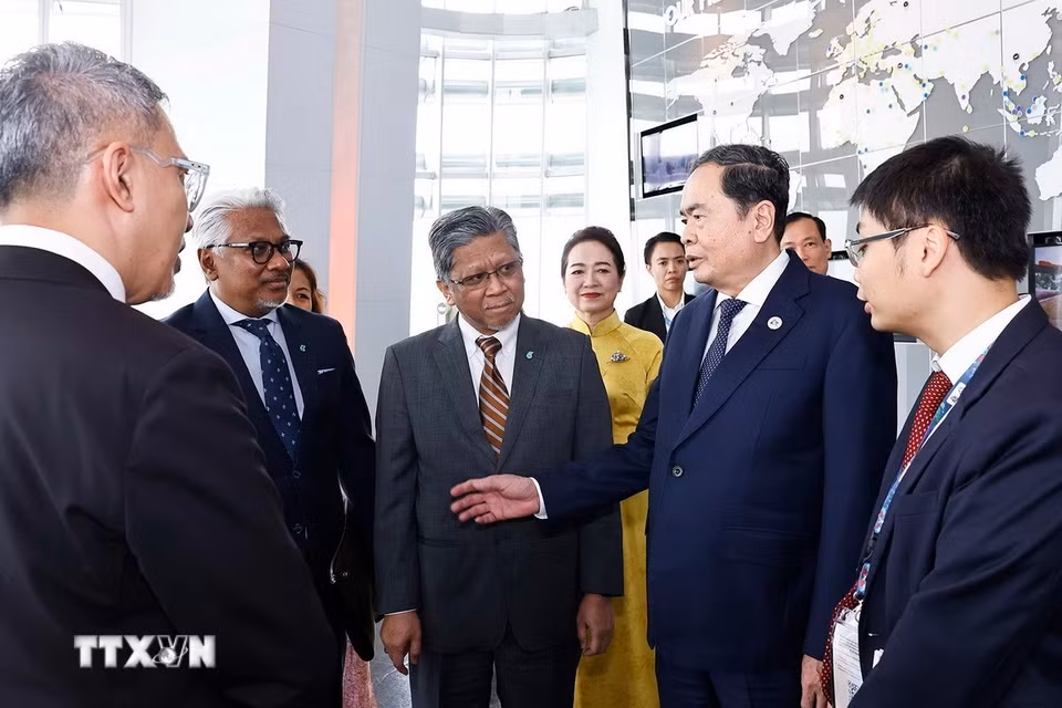 Chủ tịch Quốc hội Trần Thanh Mẫn và Phu nhân thăm Trụ sở và làm việc với Tập đoàn Petronas. (Ảnh: Doãn Tấn/ TTXVN)