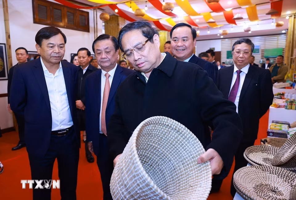 Thủ tướng Phạm Minh Chính tham quan trưng bày sản phẩm thủ công, mỹ nghệ. (Ảnh: Dương Giang/TTXVN)