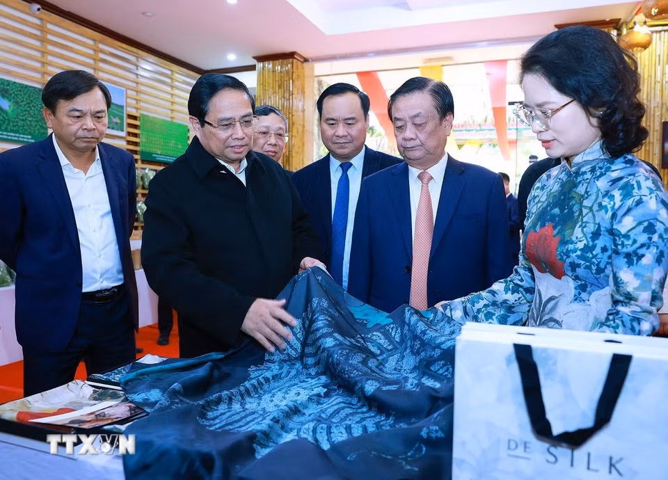 Thủ tướng Phạm Minh Chính tham quan trưng bày sản phẩm thủ công, mỹ nghệ. (Ảnh: Dương Giang/TTXVN)