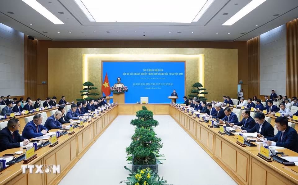 Thủ tướng Lê Minh Hưng gặp các doanh nghiệp Trung Quốc đang đầu tư tại Việt Nam. (Ảnh: Dương Giang/TTXVN)