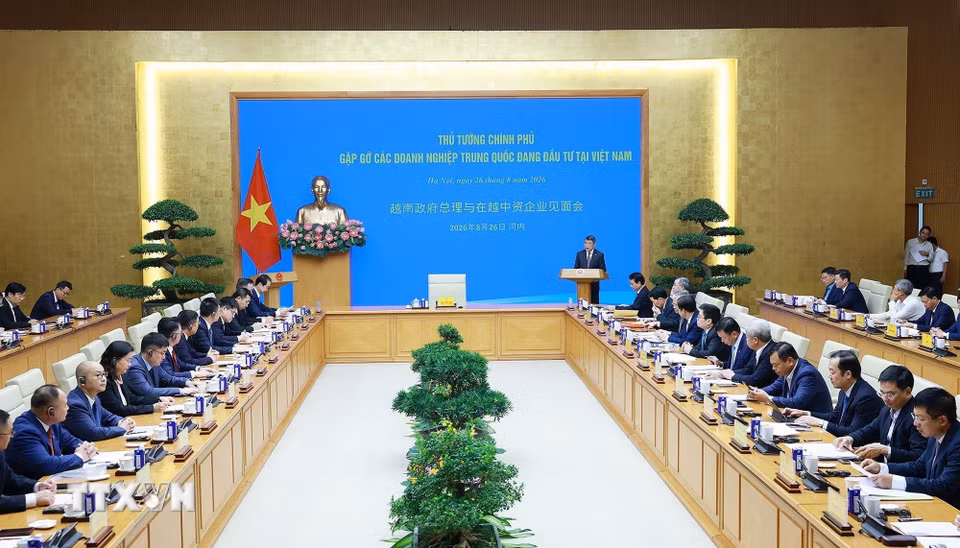 Thủ tướng Lê Minh Hưng gặp các doanh nghiệp Trung Quốc đang đầu tư tại Việt Nam. (Ảnh: Dương Giang/TTXVN)