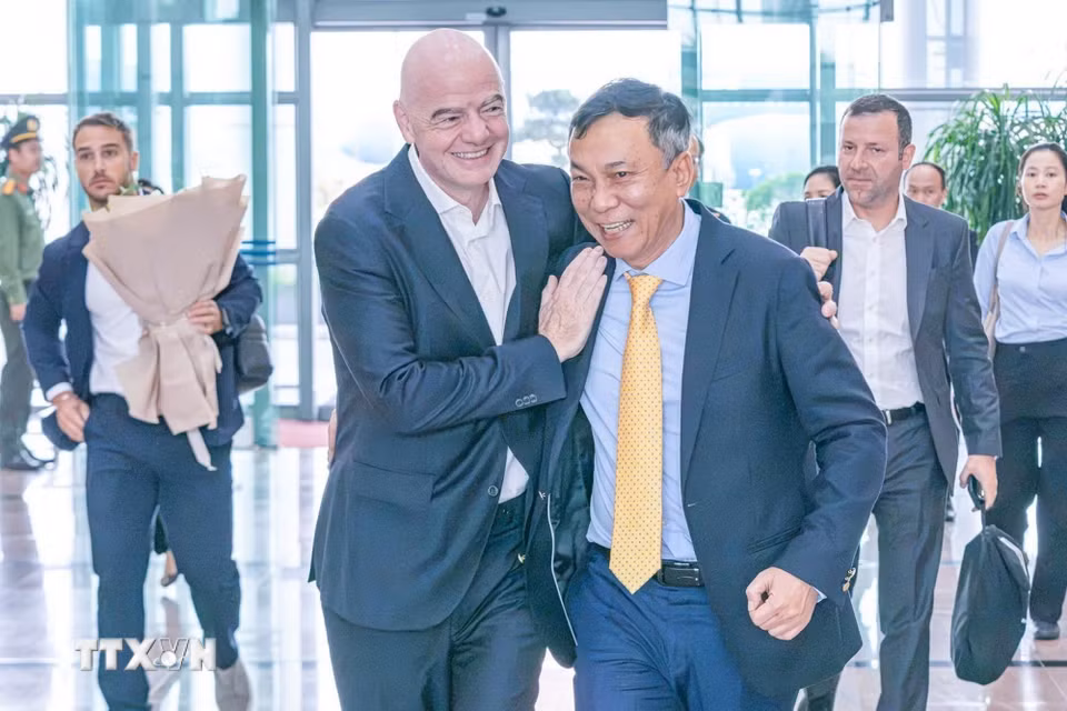 Chủ tịch Liên đoàn bóng đá Việt Nam (VFF) Trần Quốc Tuấn đón Chủ tịch FIFA Gianni Infantino tại sân bay quốc tế Nội Bài (Hà Nội). (Ảnh: VFF/TTXVN phát)