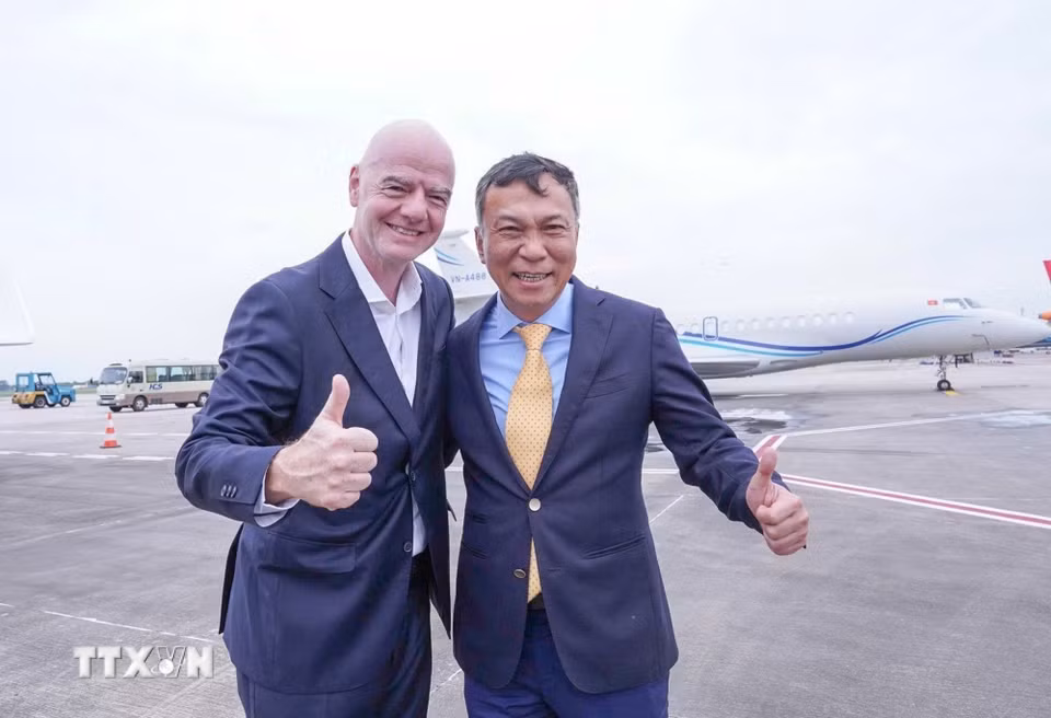 Chủ tịch Liên đoàn bóng đá Việt Nam (VFF) Trần Quốc Tuấn đón Chủ tịch FIFA Gianni Infantino tại sân bay quốc tế Nội Bài (Hà Nội). (Ảnh: VFF/TTXVN phát)