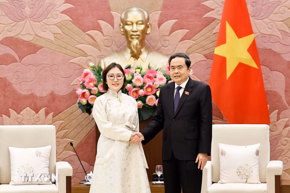 Chủ tịch Quốc hội Trần Thanh Mẫn tiếp xã giao Đại sứ đặc mệnh toàn quyền Mông Cổ tại Việt Nam Ganbaatar Hulan. (Ảnh: Doãn Tấn/TTXVN)