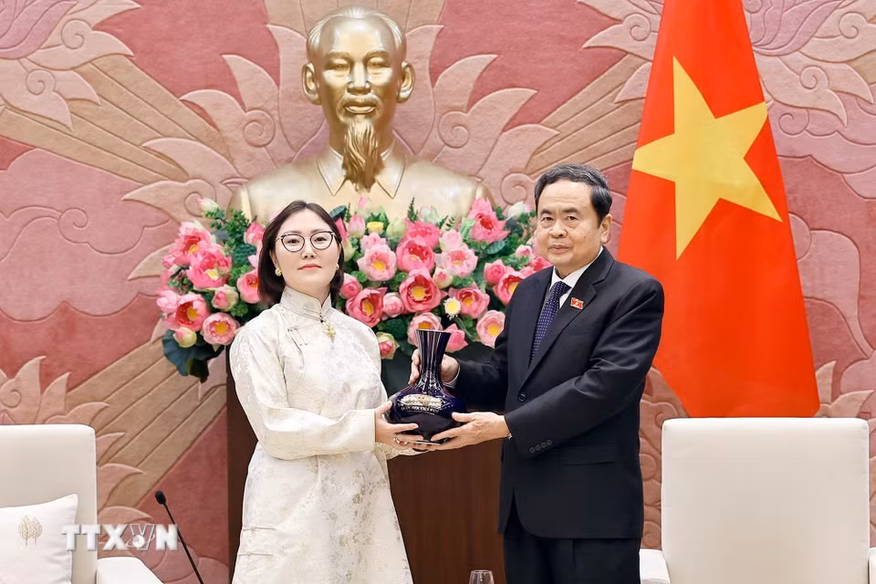 Chủ tịch Quốc hội Trần Thanh Mẫn tặng quà lưu niệm Đại sứ đặc mệnh toàn quyền Mông Cổ tại Việt Nam Ganbaatar Hulan. (Ảnh: Doãn Tấn/TTXVN)