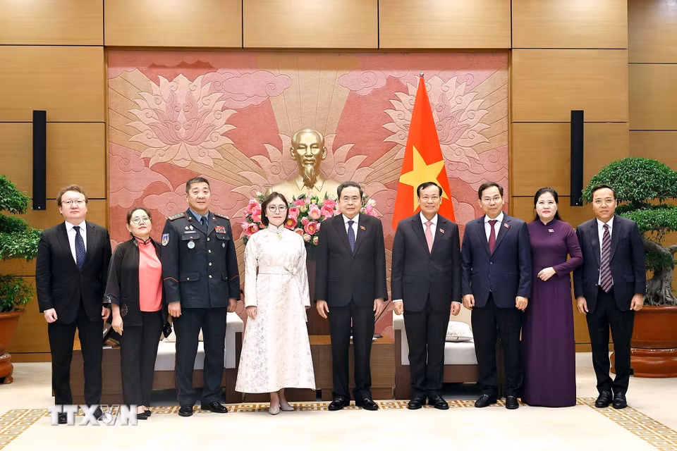 Chủ tịch Quốc hội Trần Thanh Mẫn chụp ảnh lưu niệm với đại biểu. (Ảnh: Doãn Tấn/TTXVN)