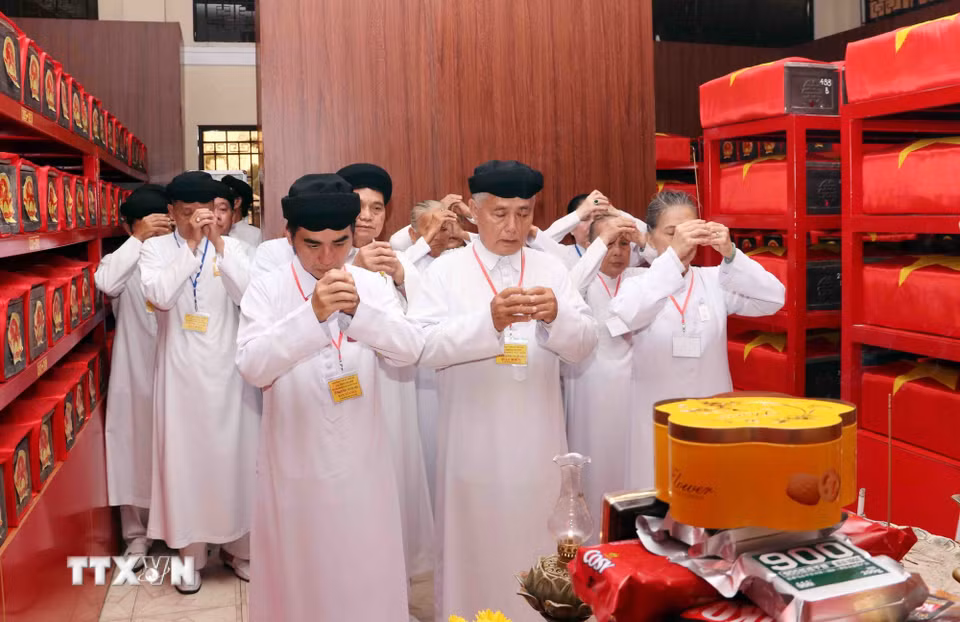 Các tín hữu đồng đạo Cao Đài viếng anh linh các anh hùng liệt sỹ mới được quy tập tại Công viên Lê Thị Riêng. (Ảnh: Xuân Khu/TTXVN)
